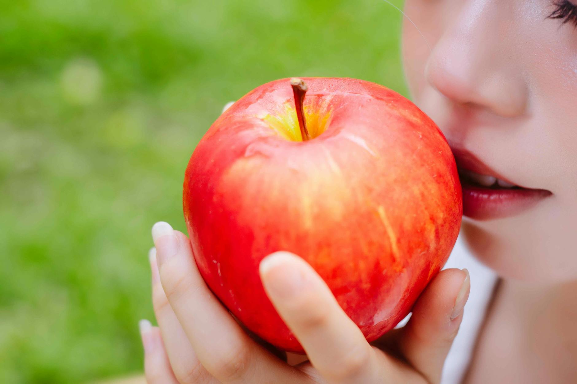 Alimentation et beauté de la peau : les aliments qui changent tout — soins naturels artisanaux Normandie