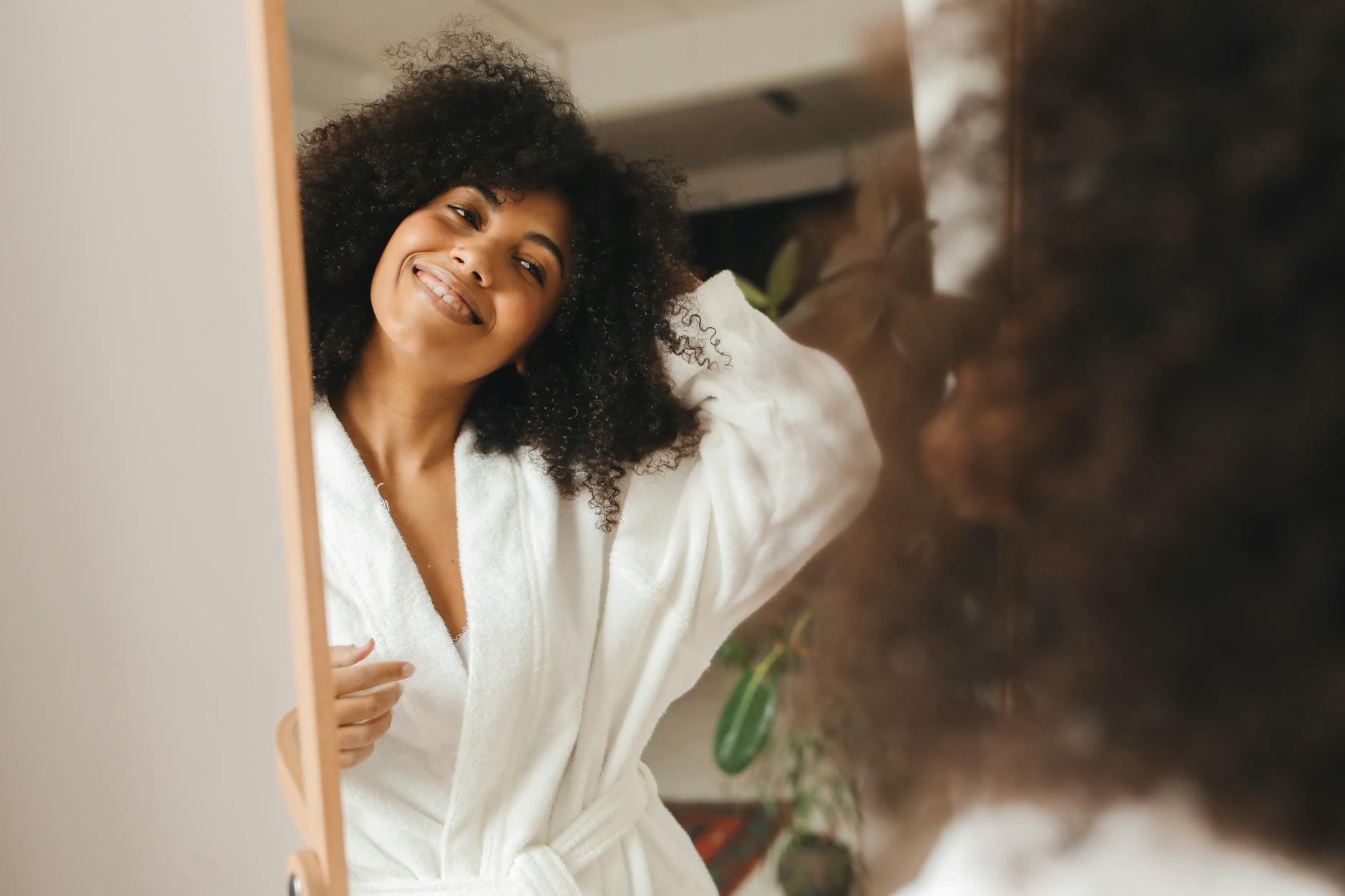 Cheveux bouclés : la routine naturelle qui respecte vos boucles 1 Cheveux bouclés : la routine naturelle qui respecte vos boucles — soins naturels artisanaux Normandie