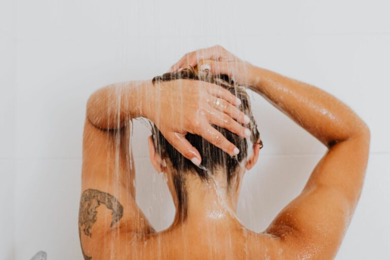 Eau calcaire et cheveux : solutions naturelles anti-calcaire — Savonnerie du Manoir