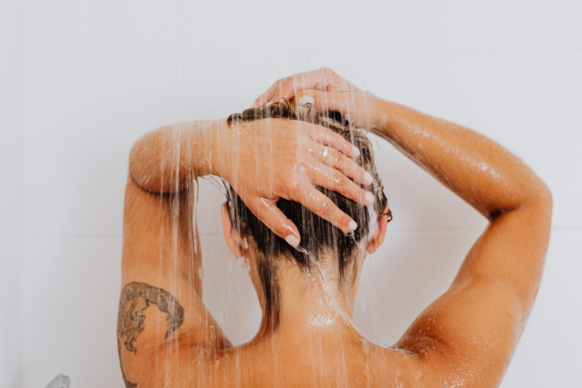 Eau calcaire et cheveux : solutions naturelles anti-calcaire — Savonnerie du Manoir