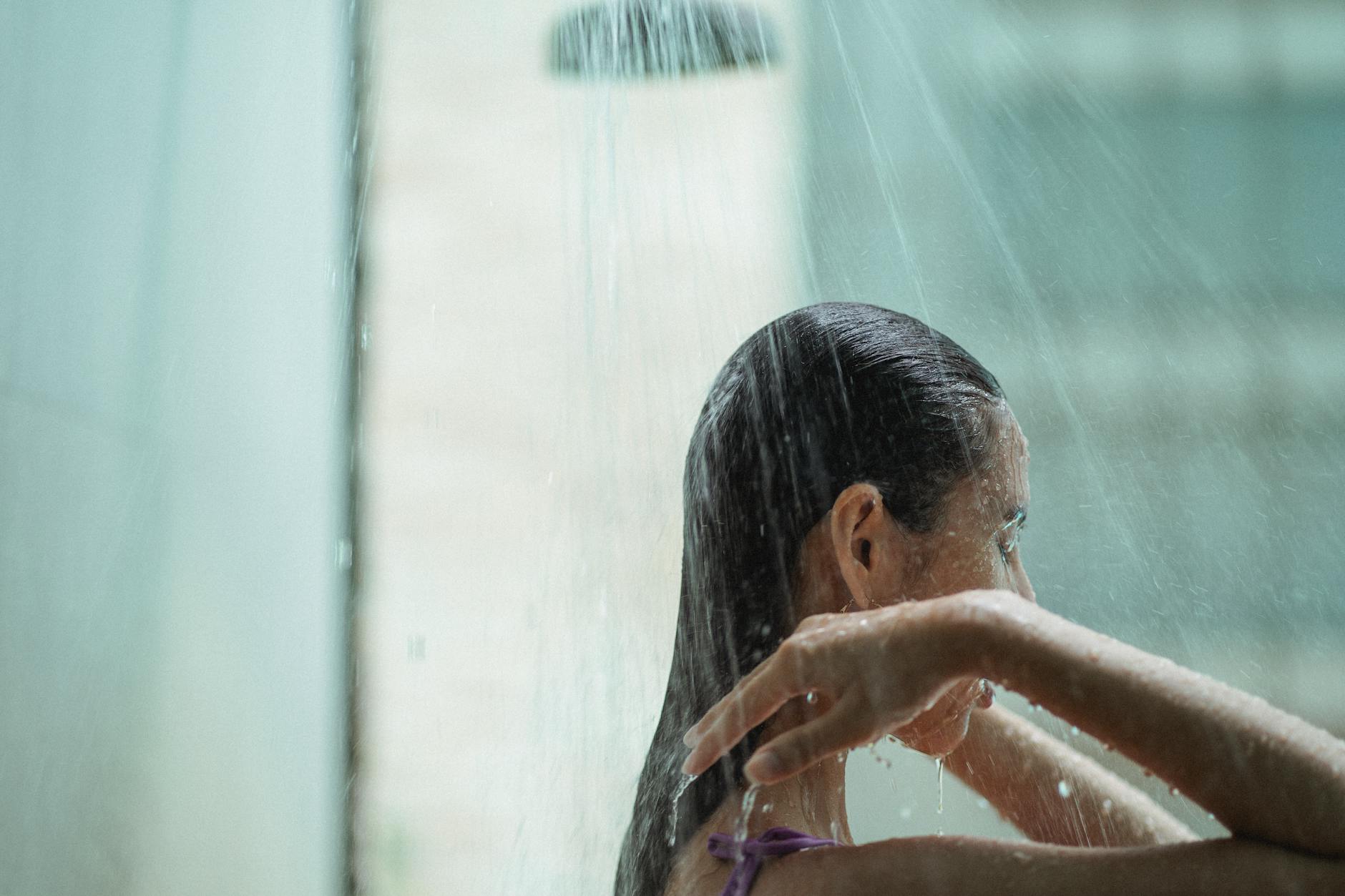 Eau calcaire et cheveux : solutions naturelles anti-calcaire — soins naturels artisanaux Normandie