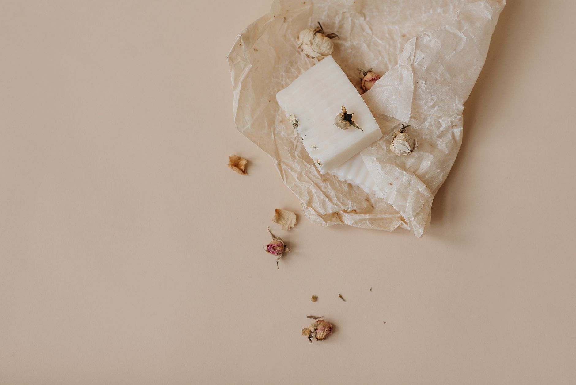 La cure du savon artisanal : pourquoi attendre 6 semaines ? — soins naturels artisanaux Normandie
