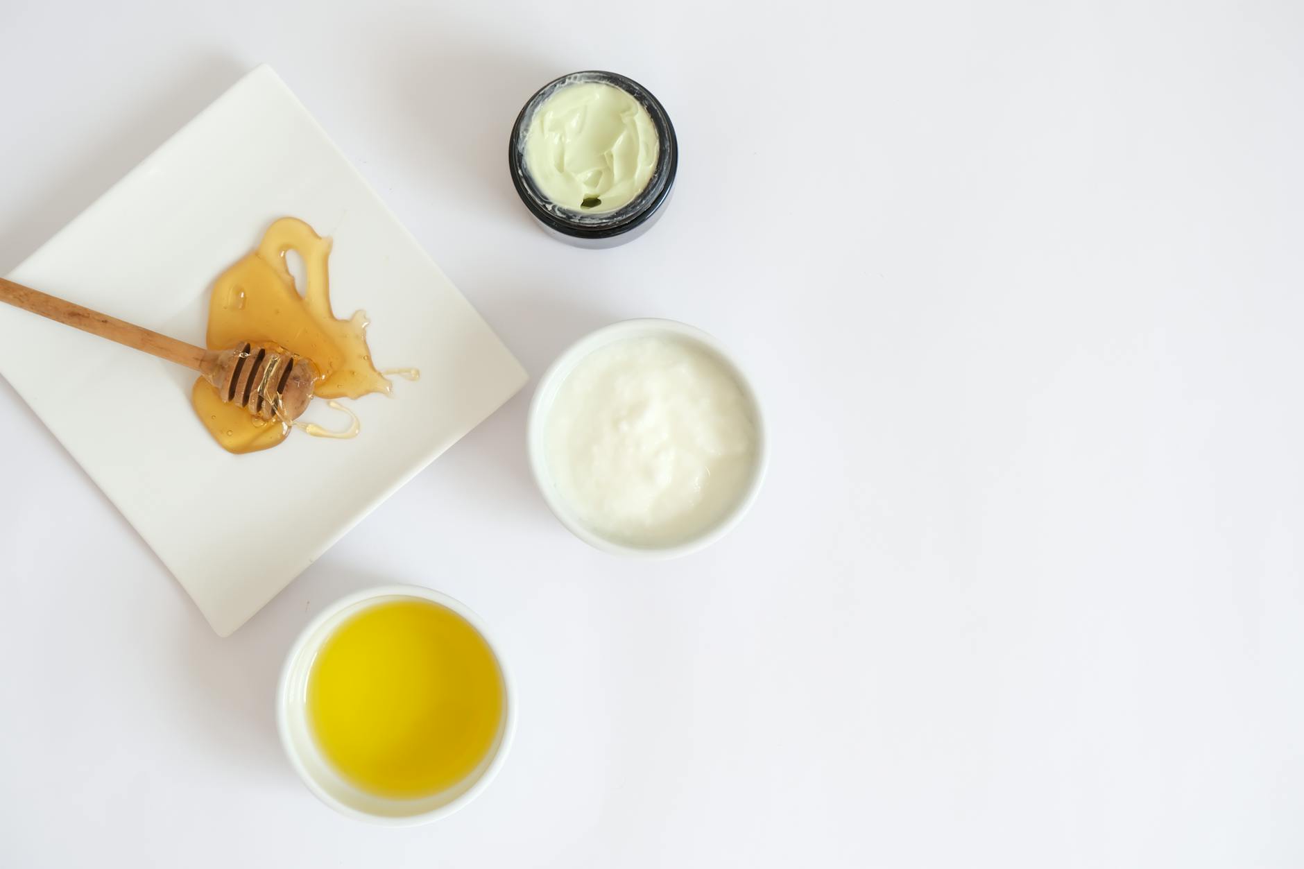 Le miel sur la peau : bienfaits et utilisations beauté 1 Le miel sur la peau : bienfaits et utilisations beauté — soins naturels artisanaux Normandie