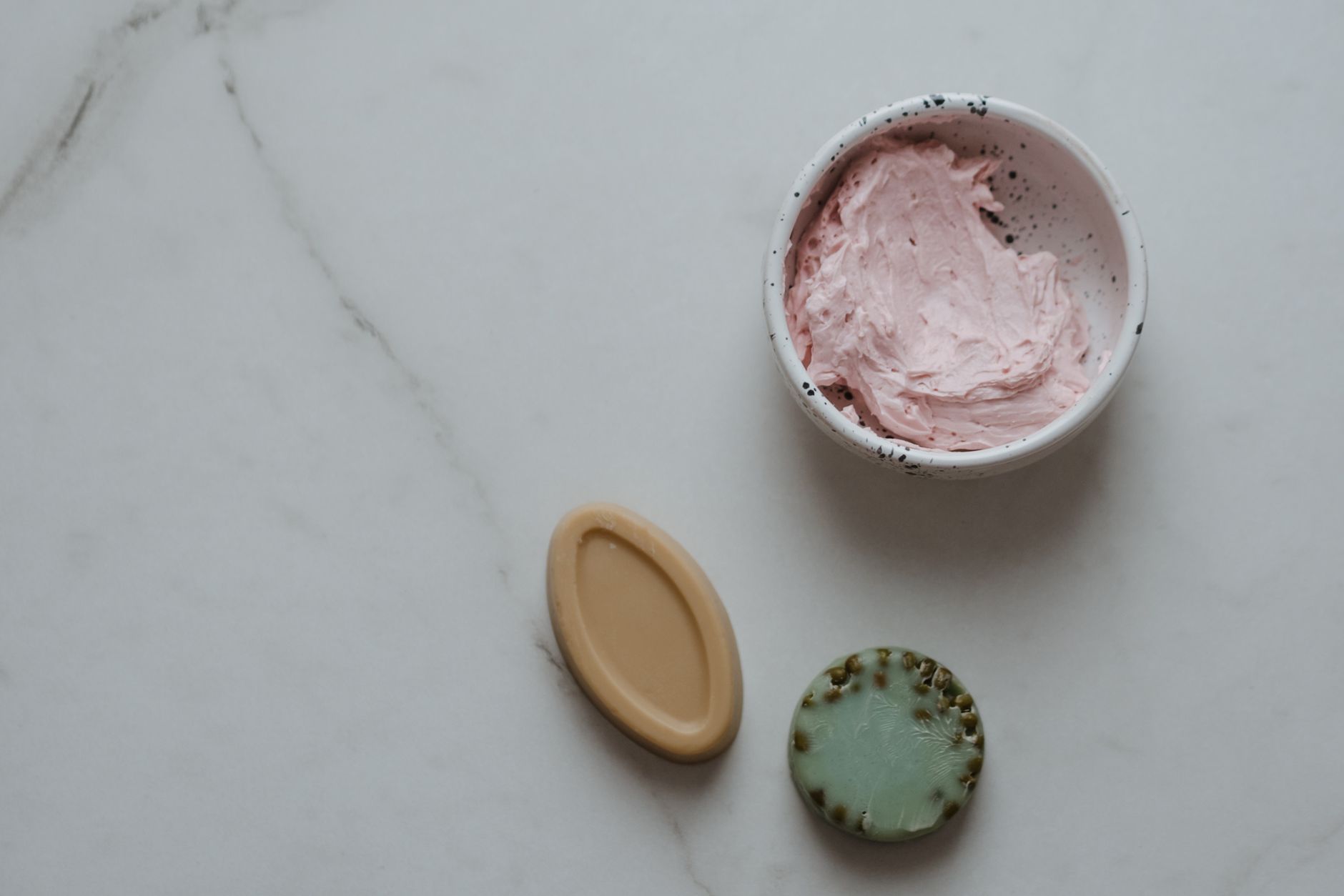Le savon de Marseille à l'argile rose : quels bienfaits ? — soins naturels artisanaux Normandie