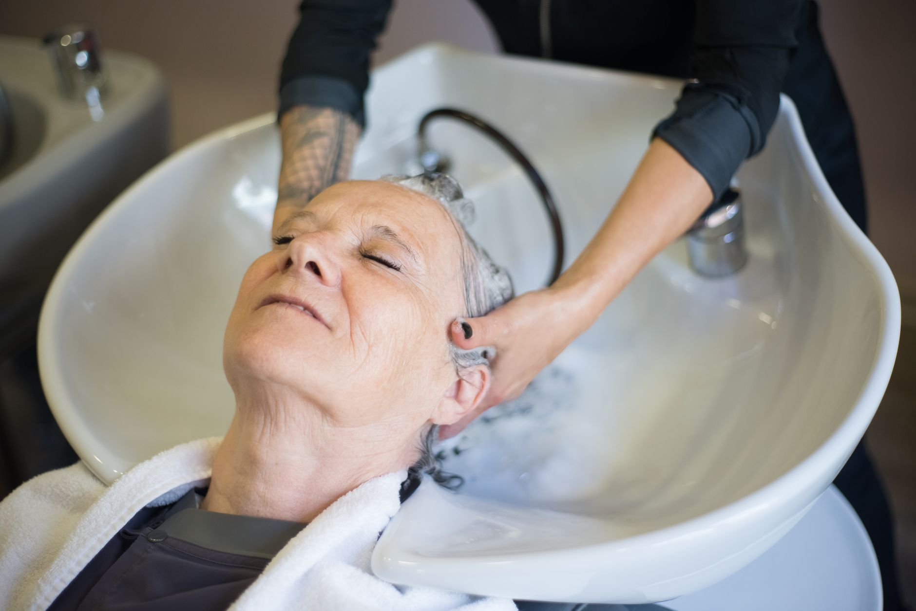 Massage du cuir chevelu : bienfaits et techniques 1 Massage du cuir chevelu : bienfaits et techniques — soins naturels artisanaux Normandie