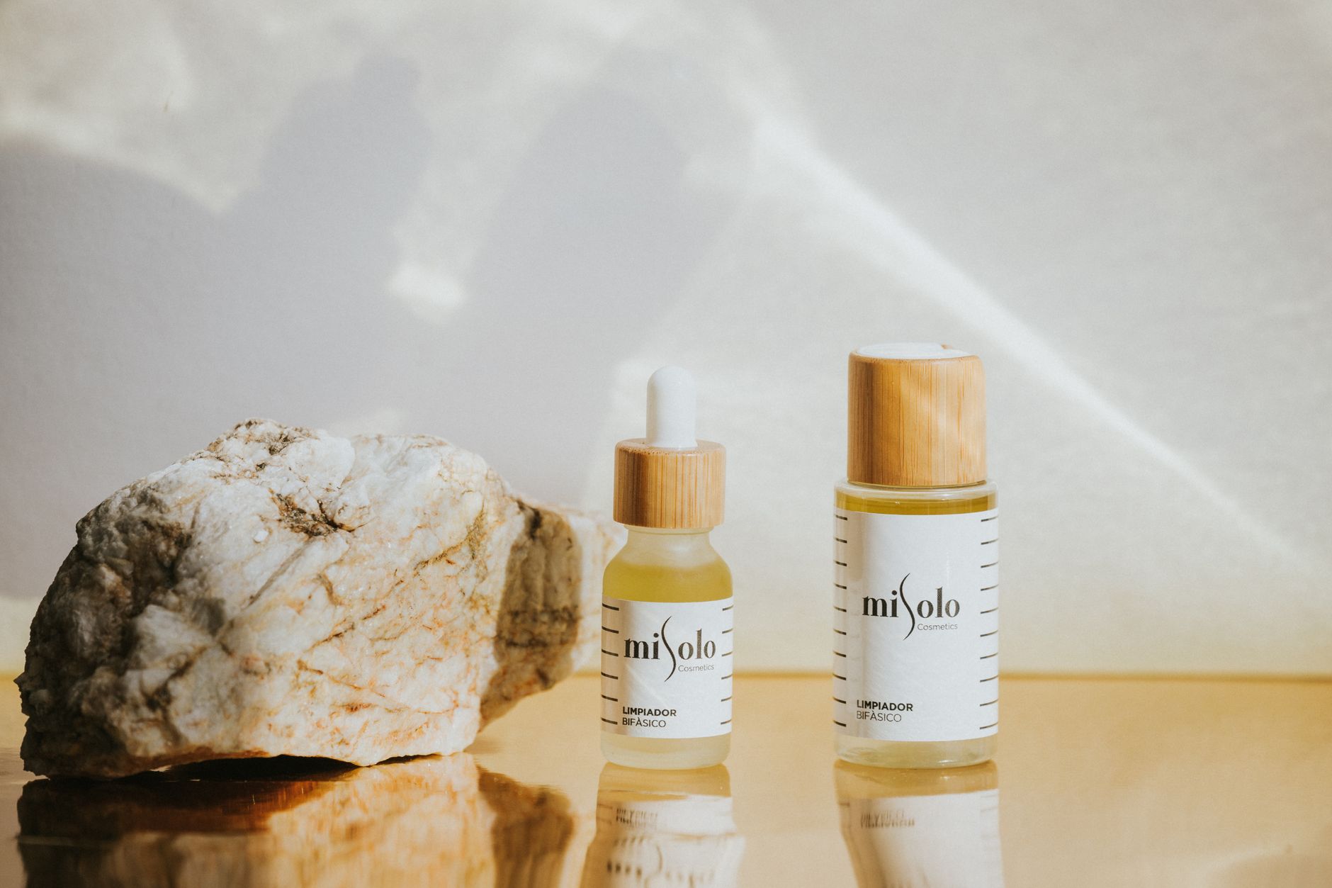 Peau grasse : rééquilibrer naturellement sans agresser — soins naturels artisanaux Normandie