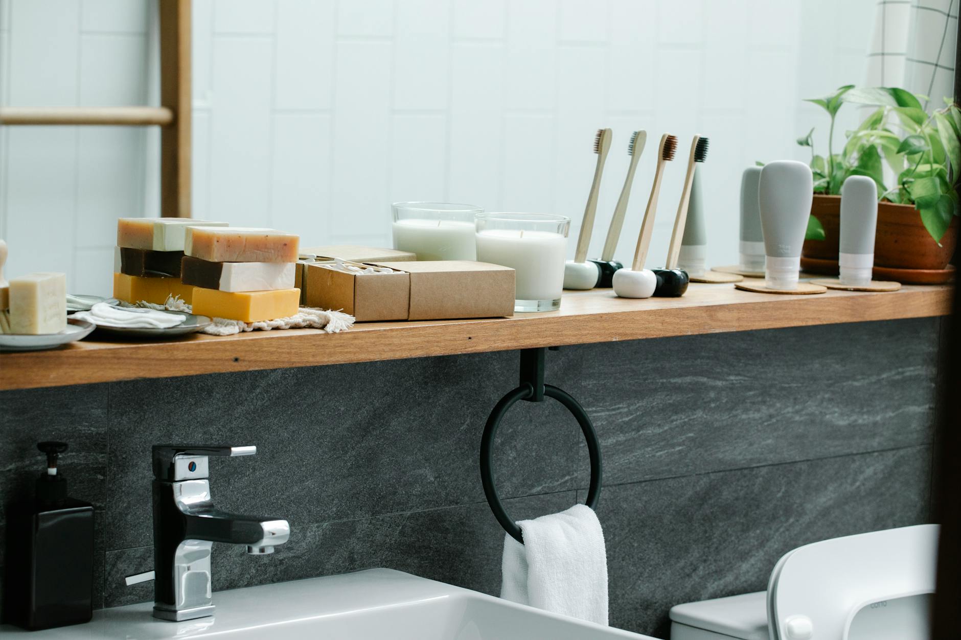 Salle de bain minimaliste et naturelle : les indispensables — Savonnerie du Manoir