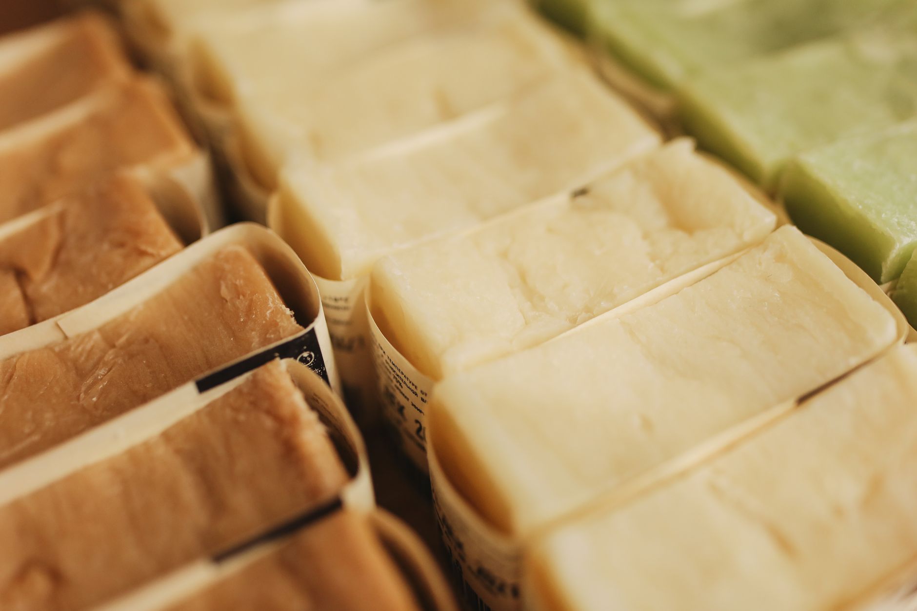 Savon artisanal vs savon industriel : quelles différences ? — soins naturels artisanaux