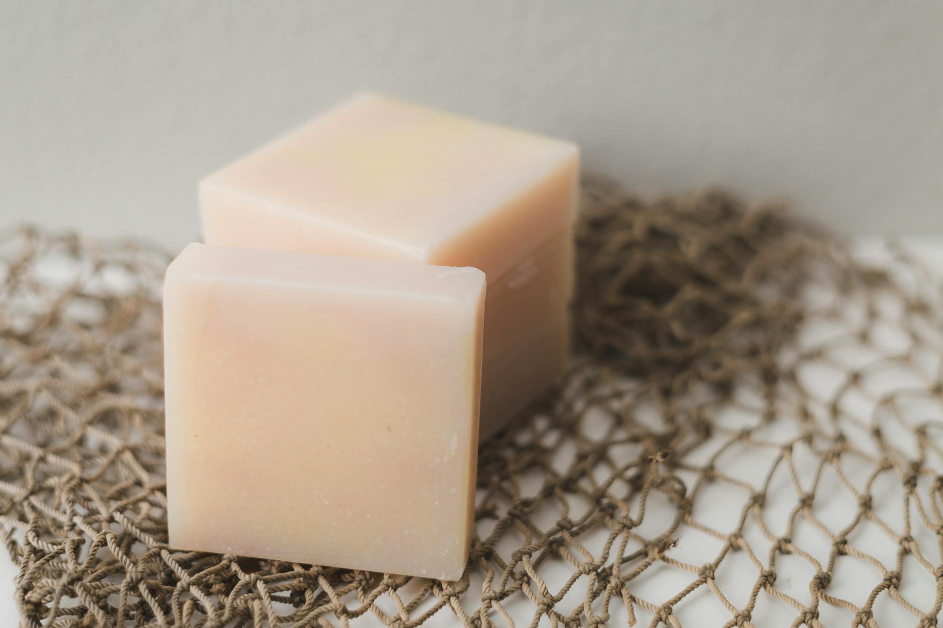 Savon sans sulfate : mieux pour la peau et l'environnement 1 Savon sans sulfate : mieux pour la peau et l'environnement — soins naturels artisanaux Normandie