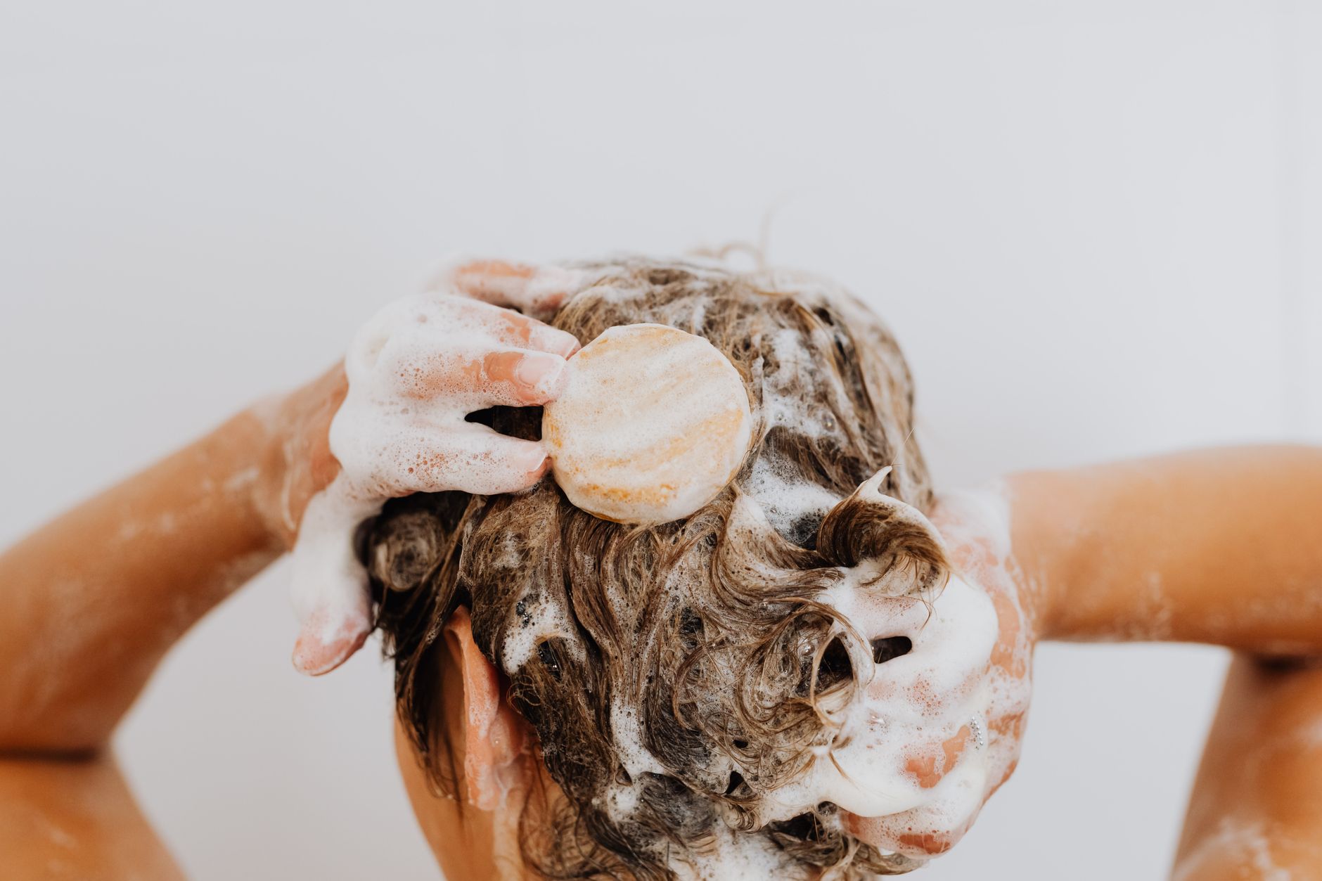 Shampoing solide pour homme : pourquoi c'est une bonne idée — soins naturels artisanaux Normandie