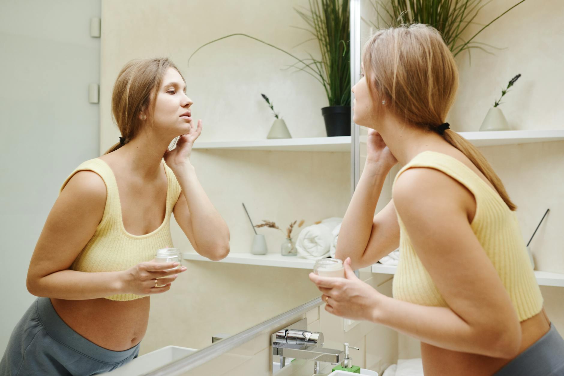 Soins naturels pour femme enceinte : ce qui est sûr 1 Soins naturels pour femme enceinte : ce qui est sûr — soins naturels artisanaux Normandie